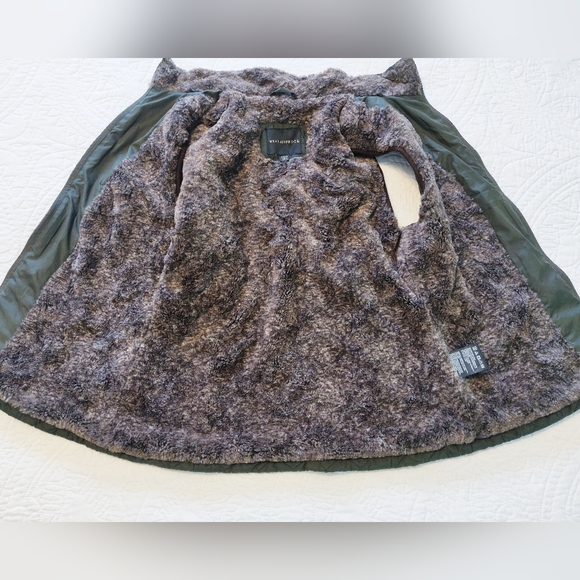 Weatherproof fur lined vest. - Picture 8 of 12